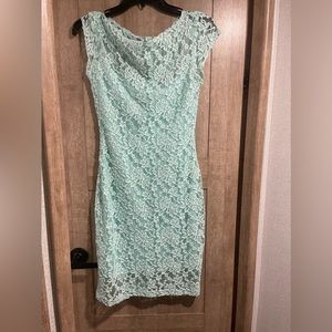 Lace bodycon fit dress